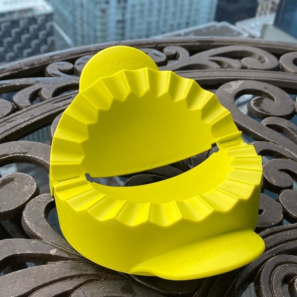 Tupperware - Pie Press Empanada/turnover tart Maker - Picture 1 of 9